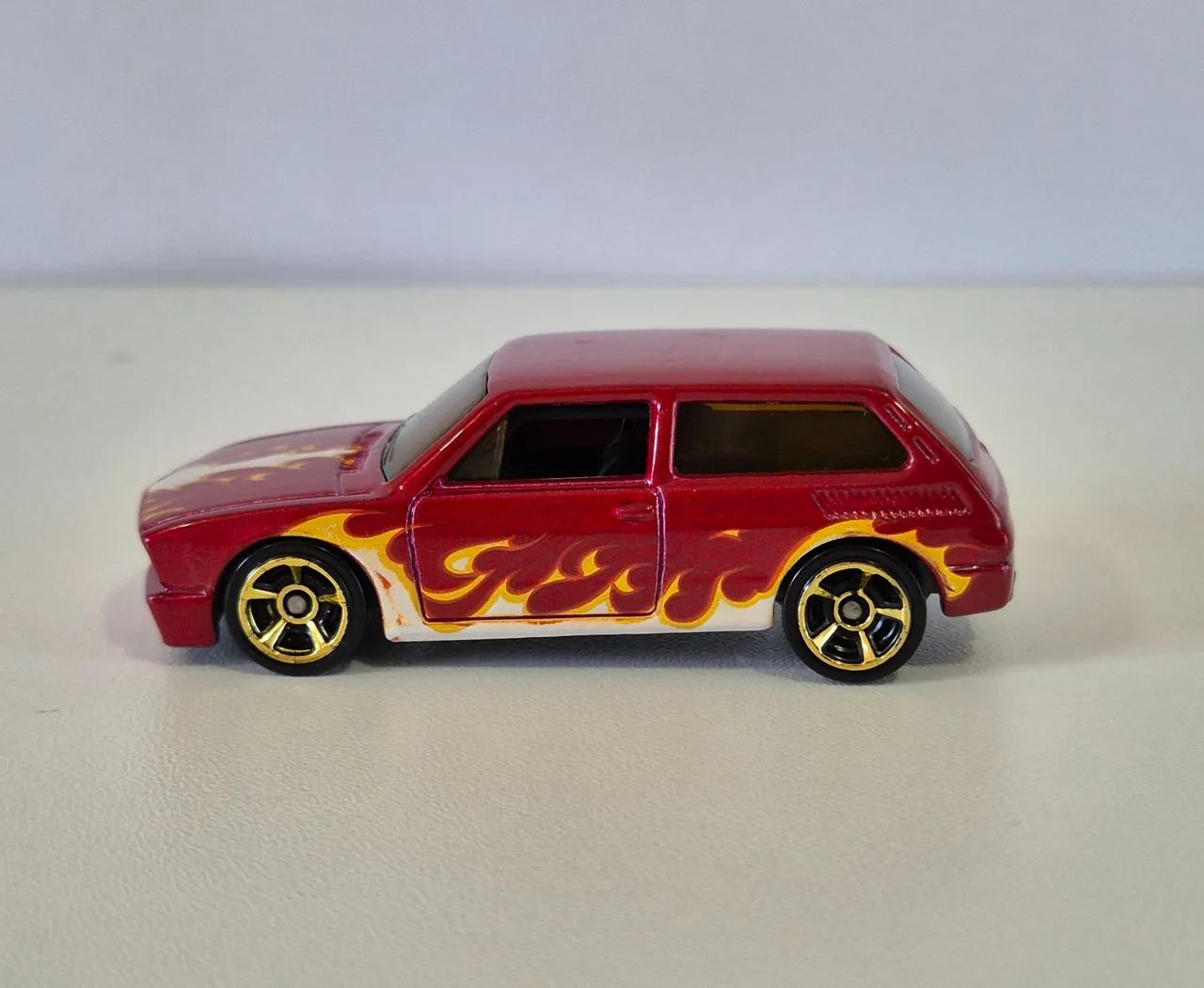 Hot Wheels Heat Fleet - Volkswagen Brasilia - Red w/ Flames - Foto 3