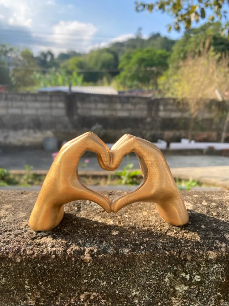 Escultura de mãos em formato de coração