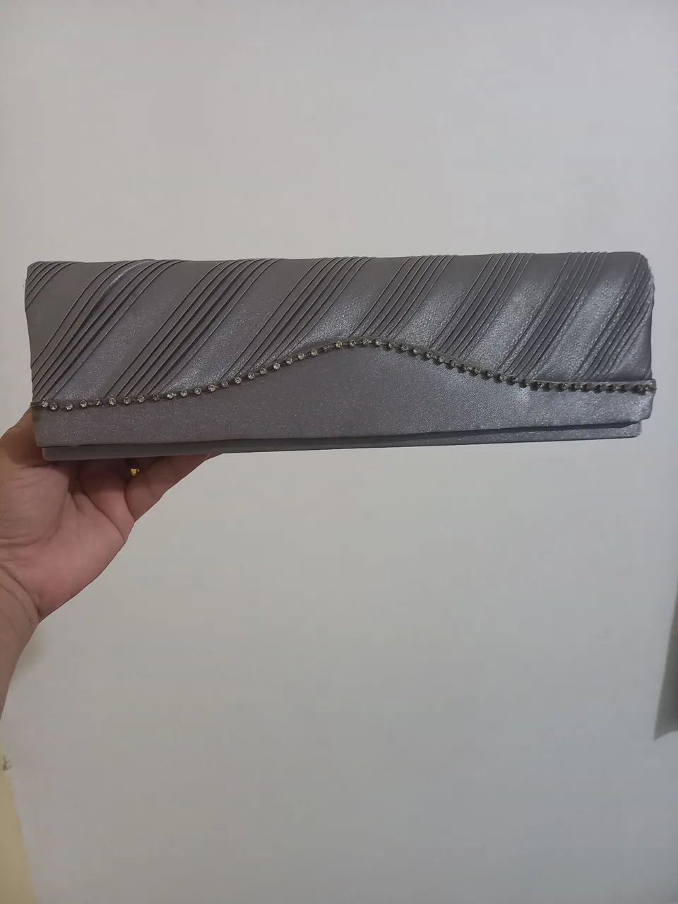 Linda Clutch Prateada com Detalhes - Foto 2