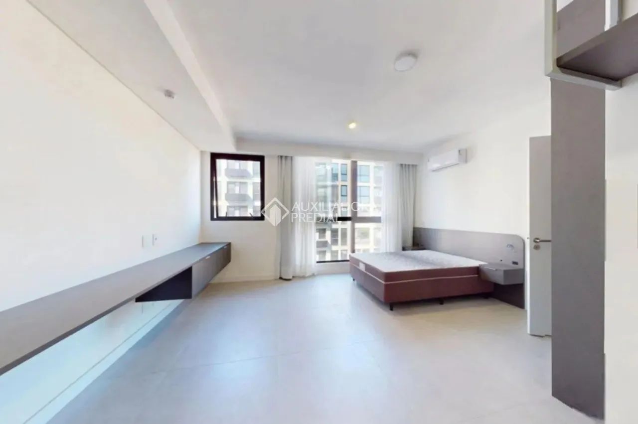 Amplo estúdio recém entregue para primeira locação no bairro Trindade !