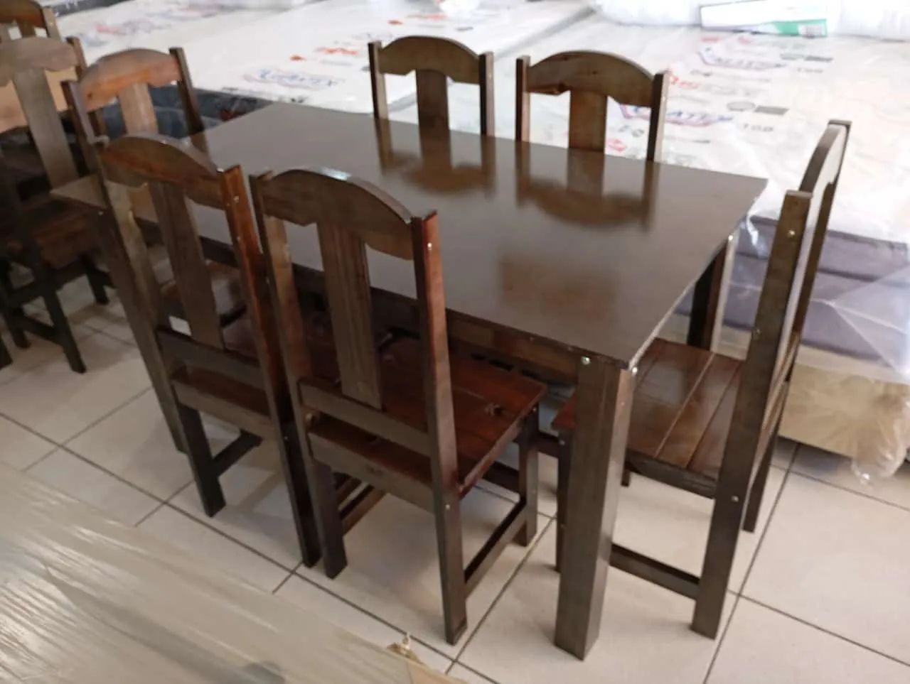 Mesa de madeira 6 cadeiras nova com tampo de MDF  - Foto 3