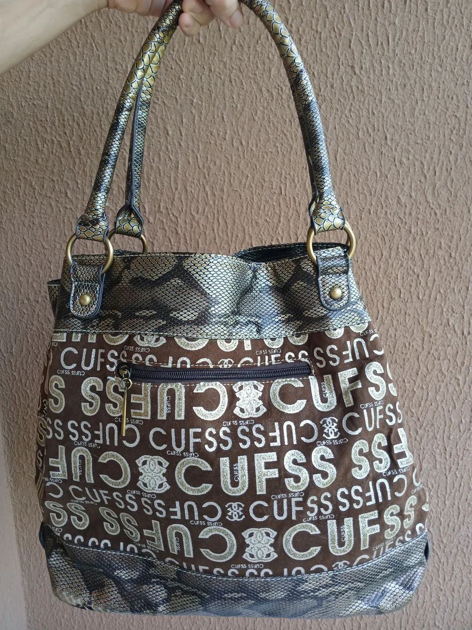 Bolsa de ombro com detalhes dourados - Foto 2