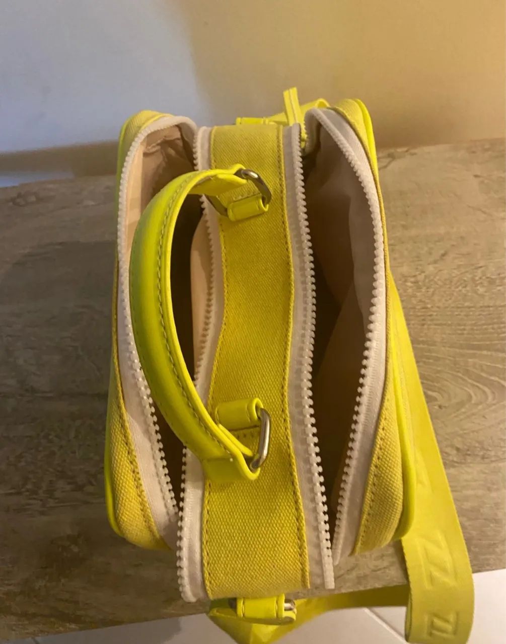 bolsa verde claro 17x22cm com duas aberturas arezzo - Foto 3