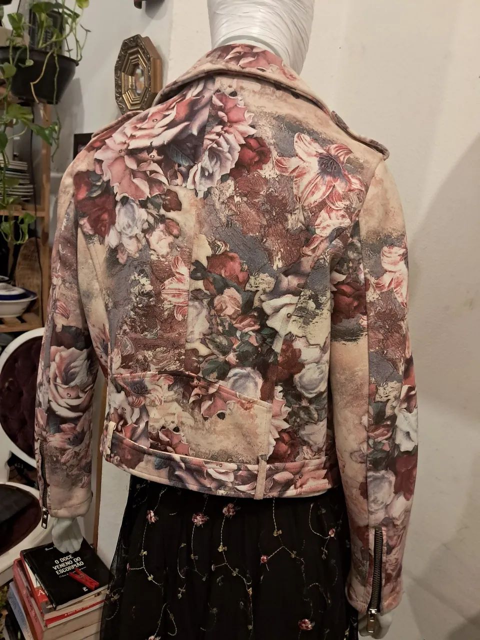 Jaqueta biker camurça floral ZARA - Foto 4