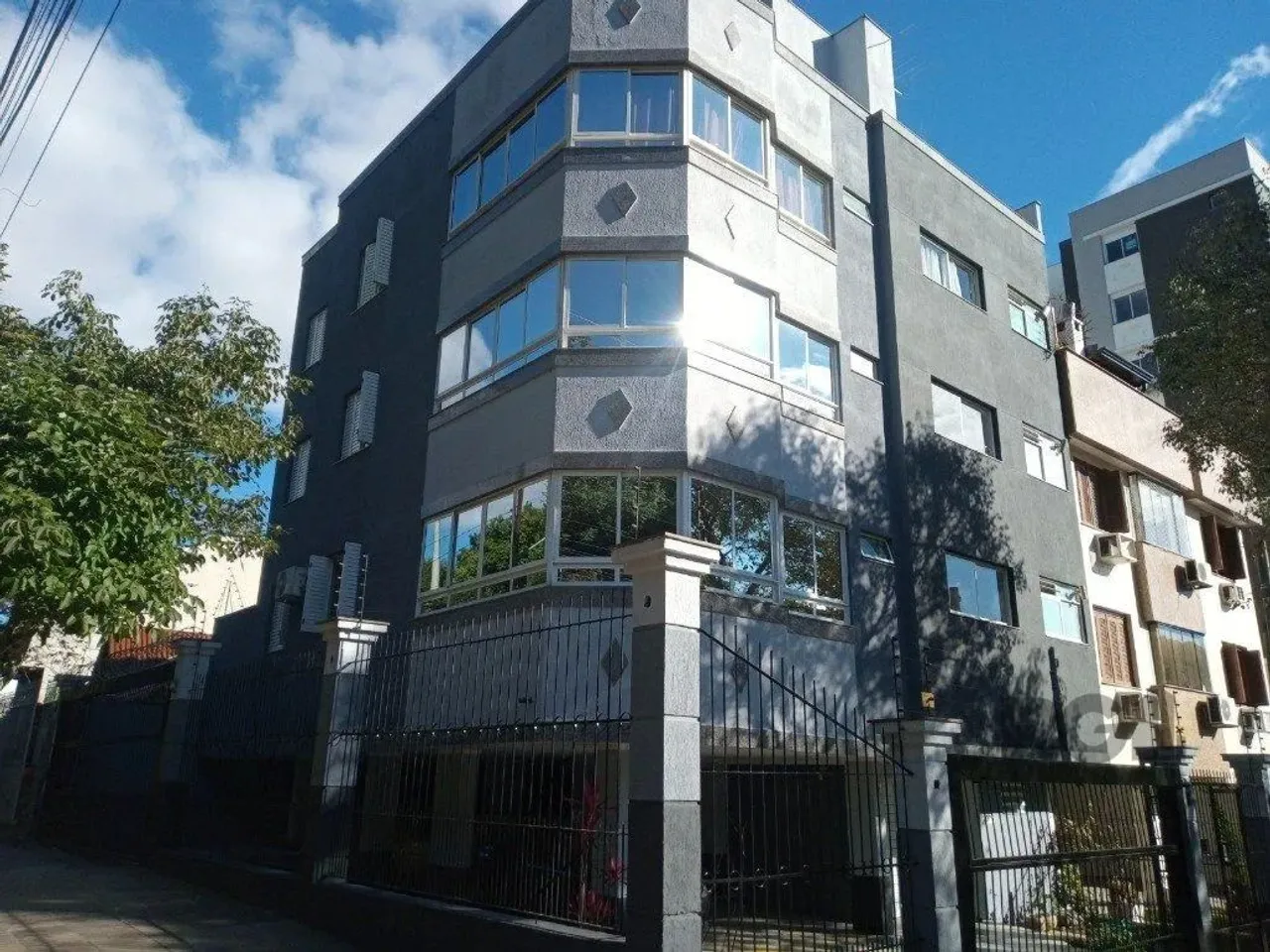 Vende prédio com 3 apartamentos, 9 dormitórios, 3 suíte, 3 salas amplas com churrasqueira,