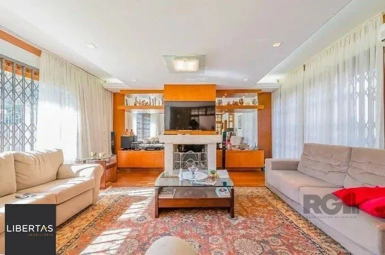Casa 221m² - 3 dormitórios, 1 suíte, 4 vagas de garagem no bairro Vila Assunção
