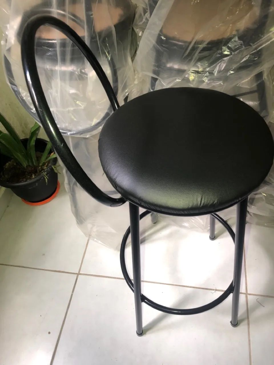 Banquetas com Encosto e Assento Estofado - Conforto e Estilo