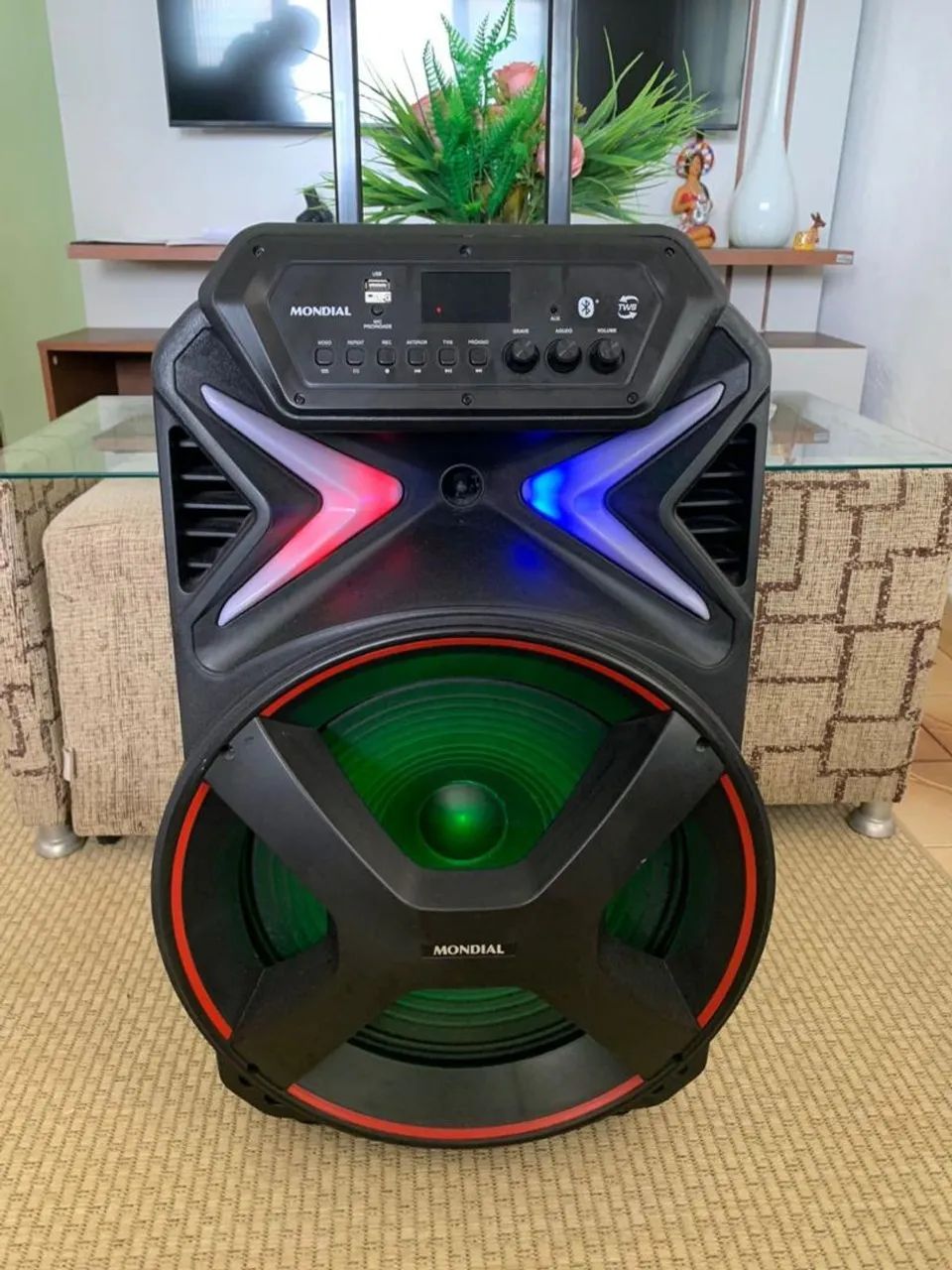 Caixa de Som Portátil Mondial com Bluetooth e luzes