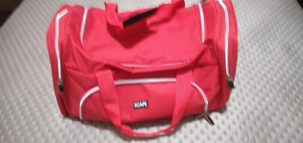Bolsa de Viagem Vermelha com alça m Detalhes Brancos - Foto 2