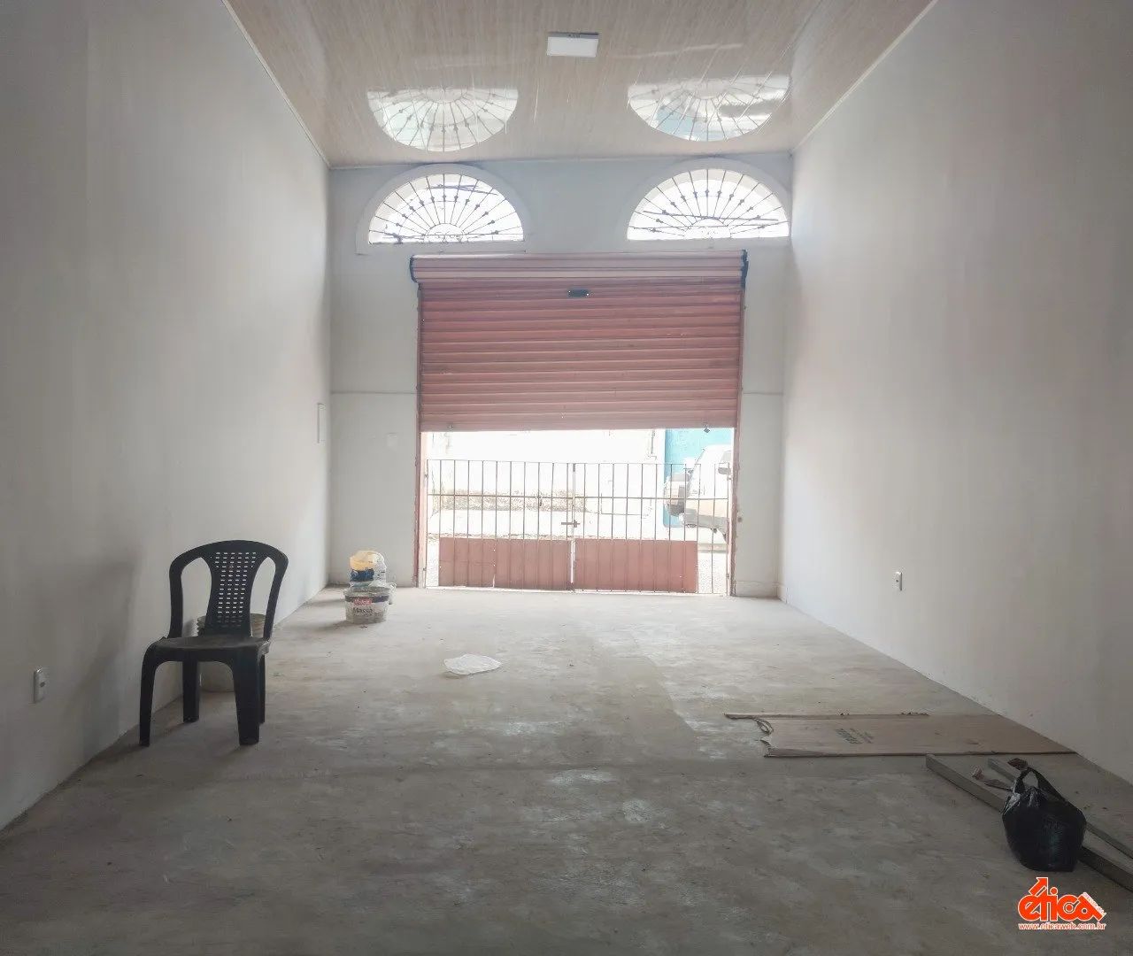 Imovel com espaço tipo loja (70,00m²) com banheiro e amplo terreno (180,00m²) aos fundos - - Foto 14