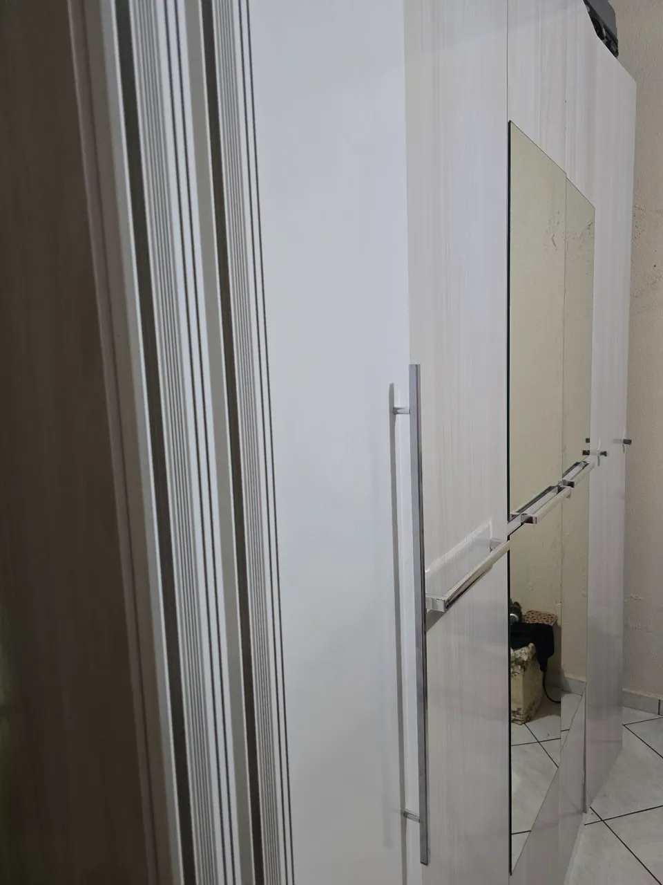 Guarda-Roupa Moderno com Espelho