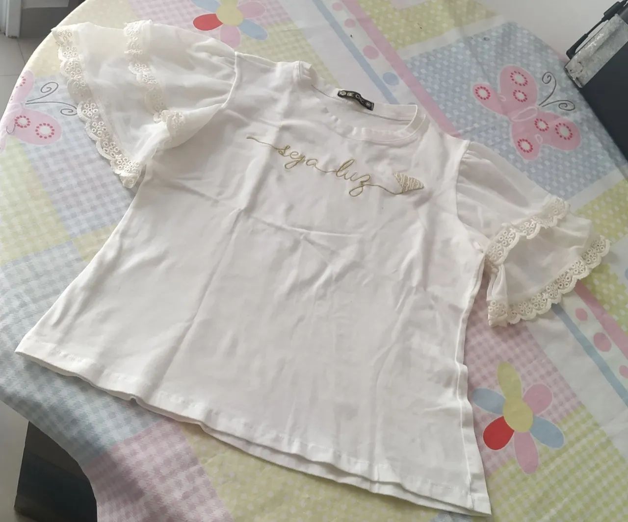 Camiseta off write com mangas de renda e detalhe em dourado