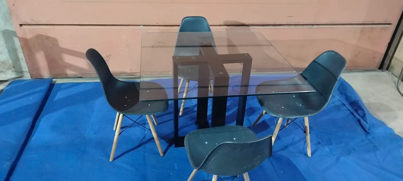 Conjunto Mesa de Jantar com 4 Cadeiras Design