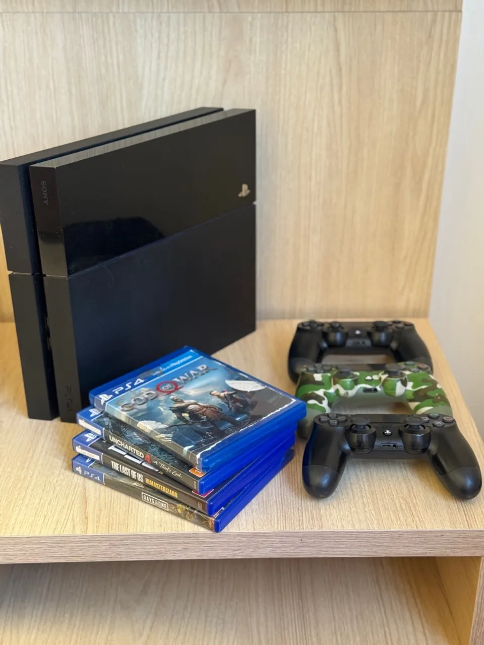 PlayStation 4 500Gb+4 Jogos+3 Controles