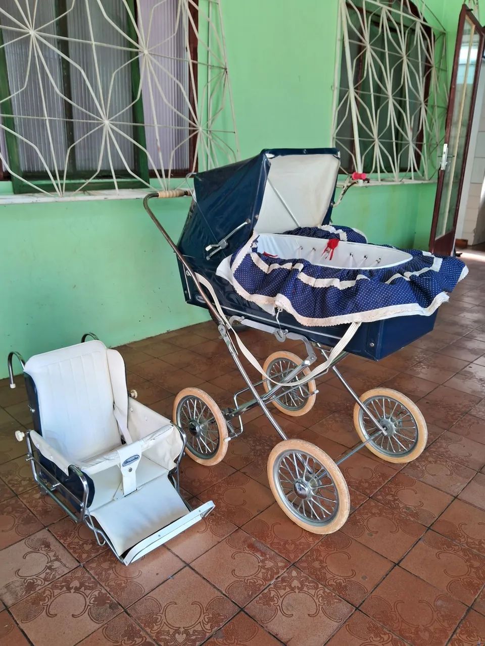 Carrinho de Bebê Antigo Clássico