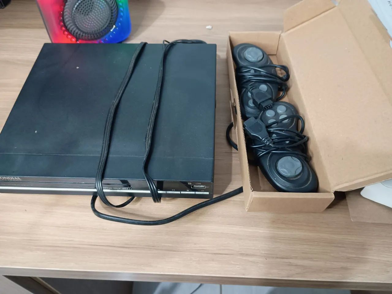 CONSOLE E LEITOR DE DVD COM 600 JOGOS E 2 CONTROLES FUNCIONANDO PERFEITAMENTE 