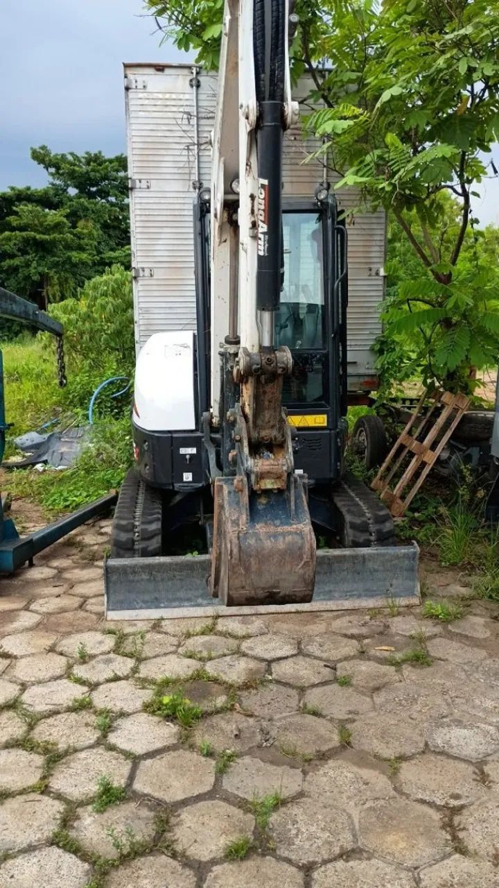 mini escavadeira bobcat modelo E35 com 360 horas de uso  - Foto 2