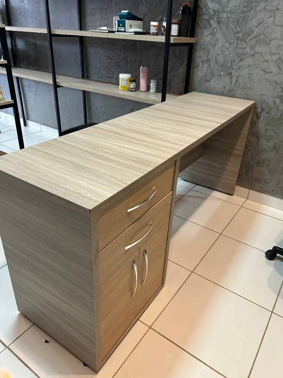 Escrivaninha/ balcão moderna em MDF