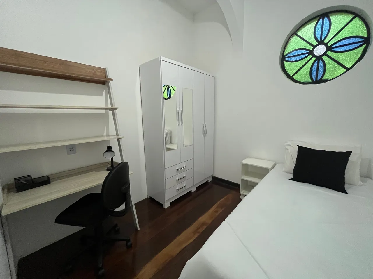 Quarto INDIVIDUAL - ESPLANADA ( prox. Shop. Colinas e Rio Branco )