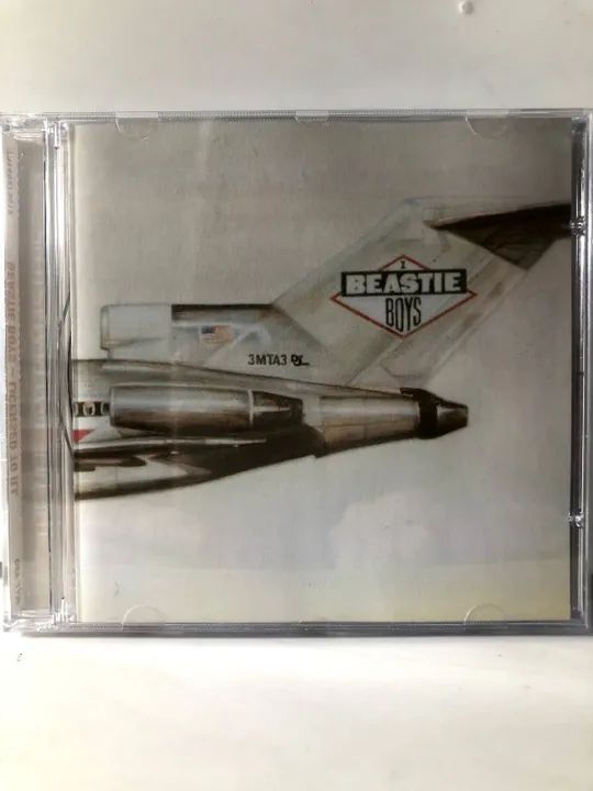 CD da banda  Beastie Boys com o título Licensed to Ill em perfeito estado de conservação e