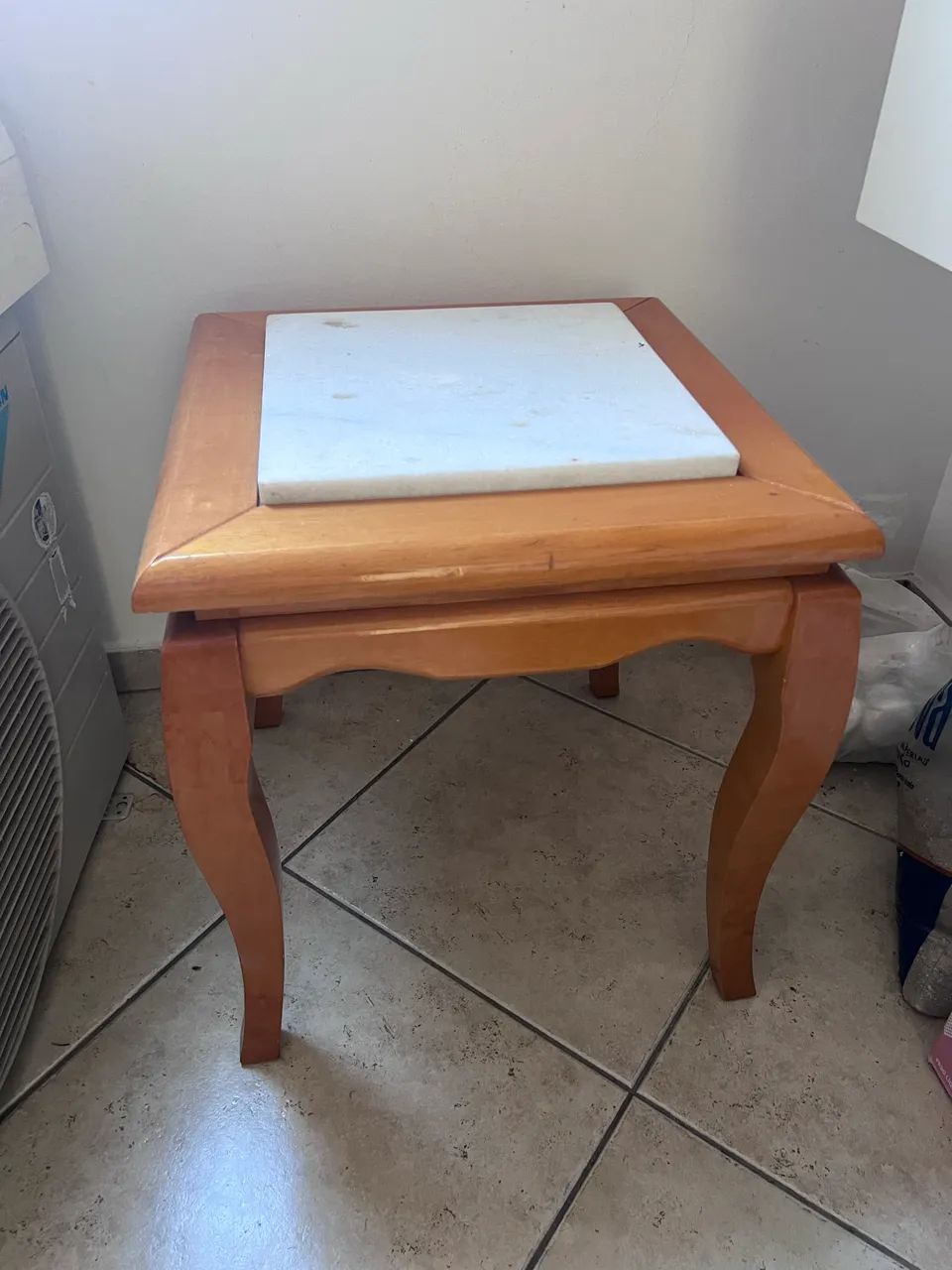 Mesa de canto em madeira maciça 