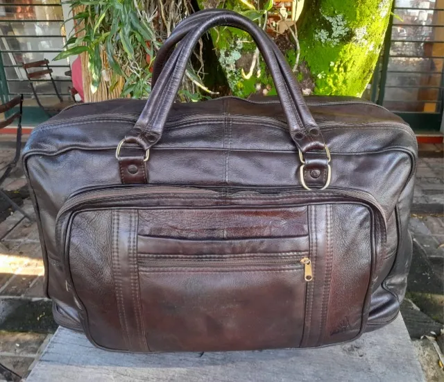 Bolsa de viagem, em couro natural, da marca Zélio.