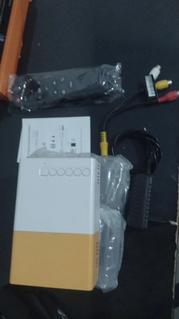 Mini Projetor Portátil Com Controle Remoto