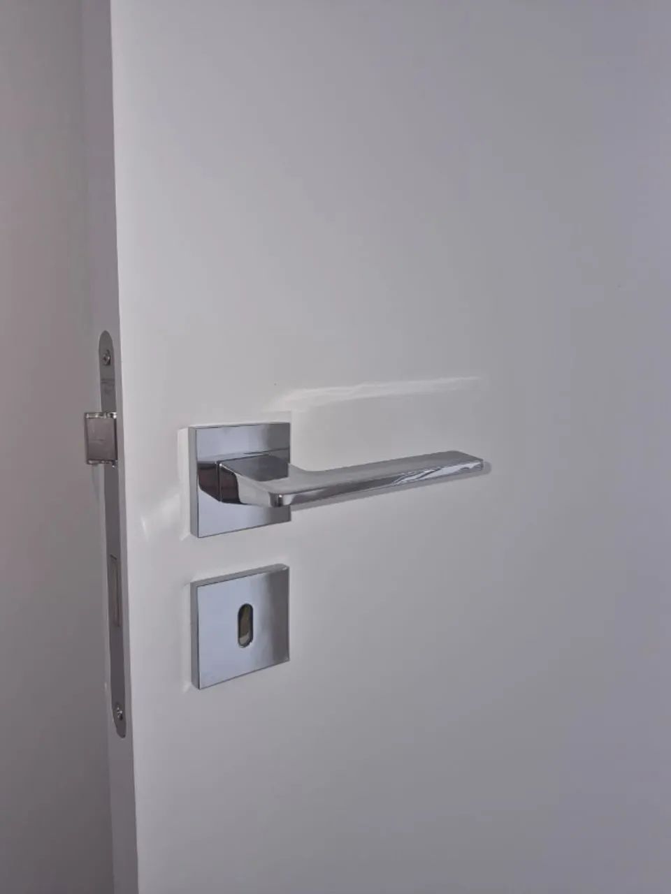 Porta branca PU 60/70/80 c borracha amortecimento, completa c caixilho/vistas fechad PADO - Foto 3