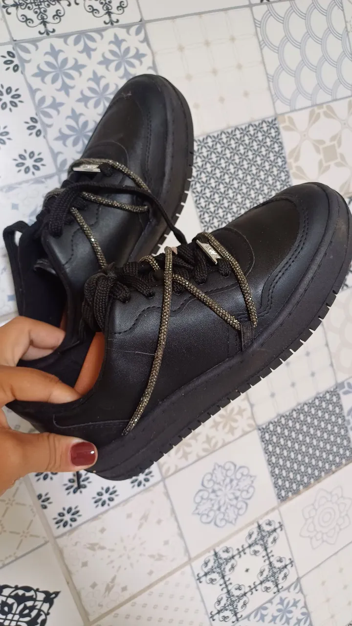 Tênis Preto com Detalhes em Strass