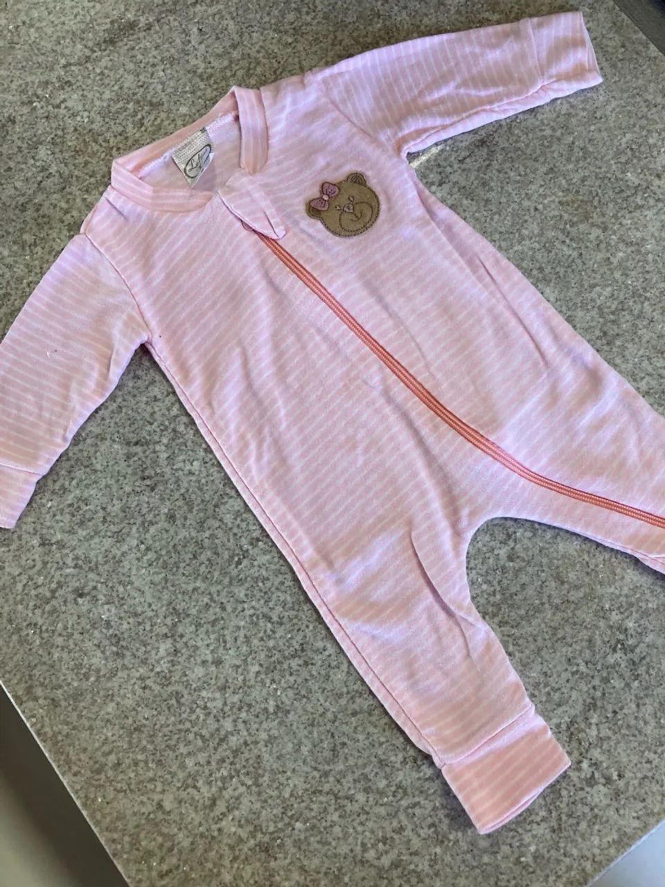 Macacão de bebê rosa com estampa de urso - Foto 2