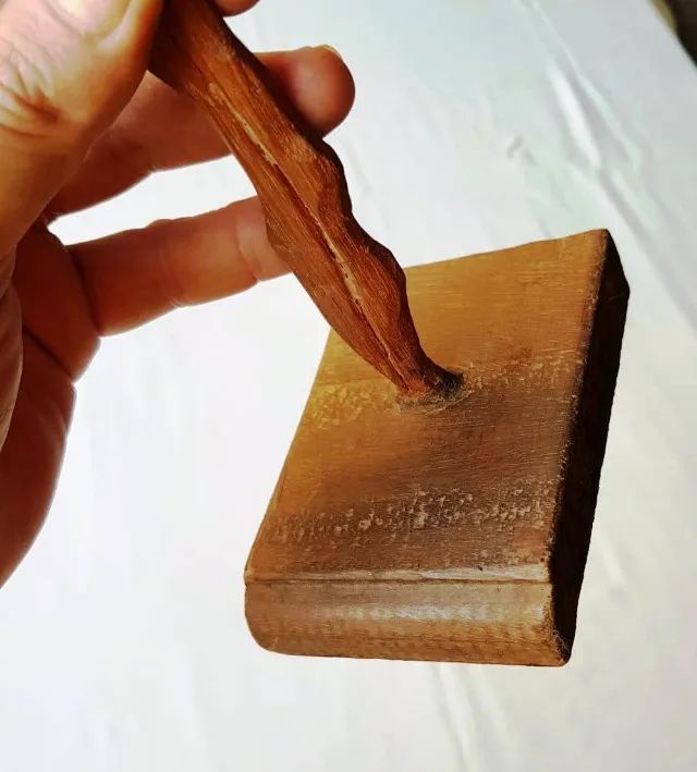 Peça Decorativa em Madeira Entalhada - Altura 39 cm - Usado - Foto 4