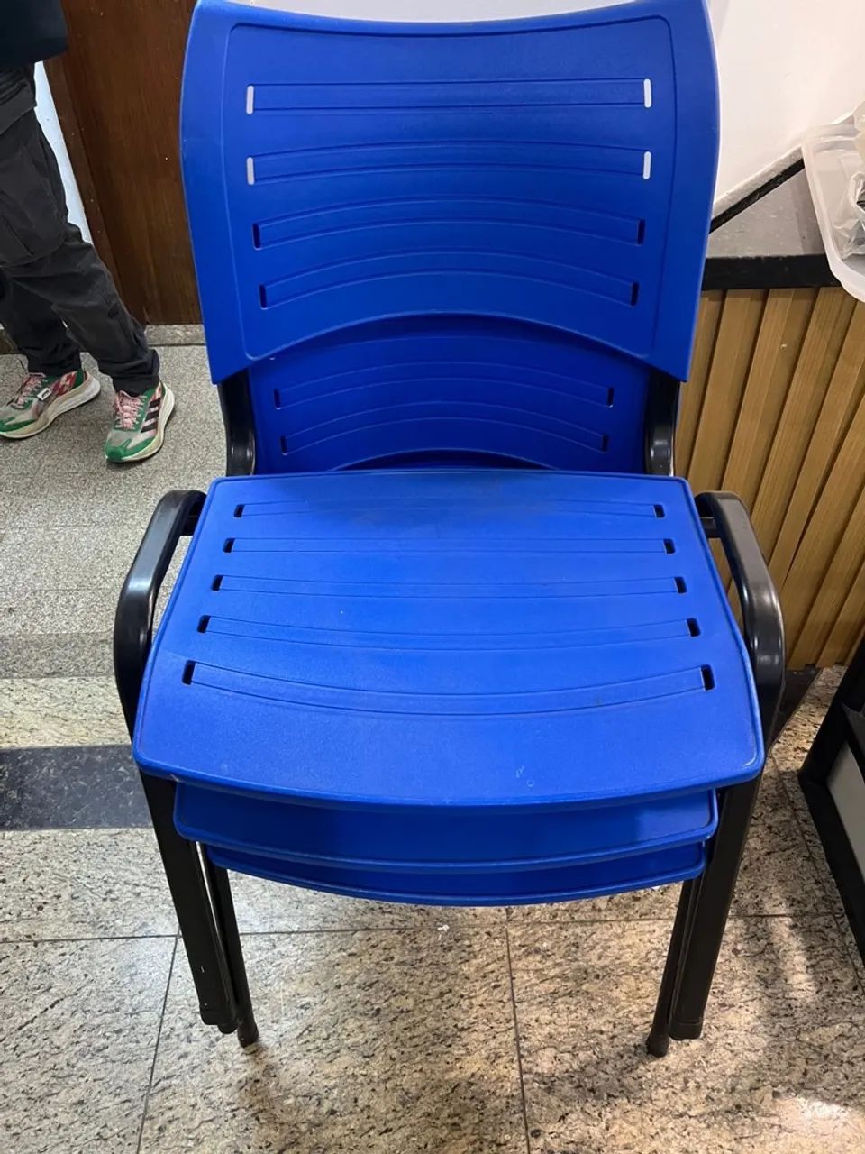 6 Cadeiras de Plástico Azul - Foto 3