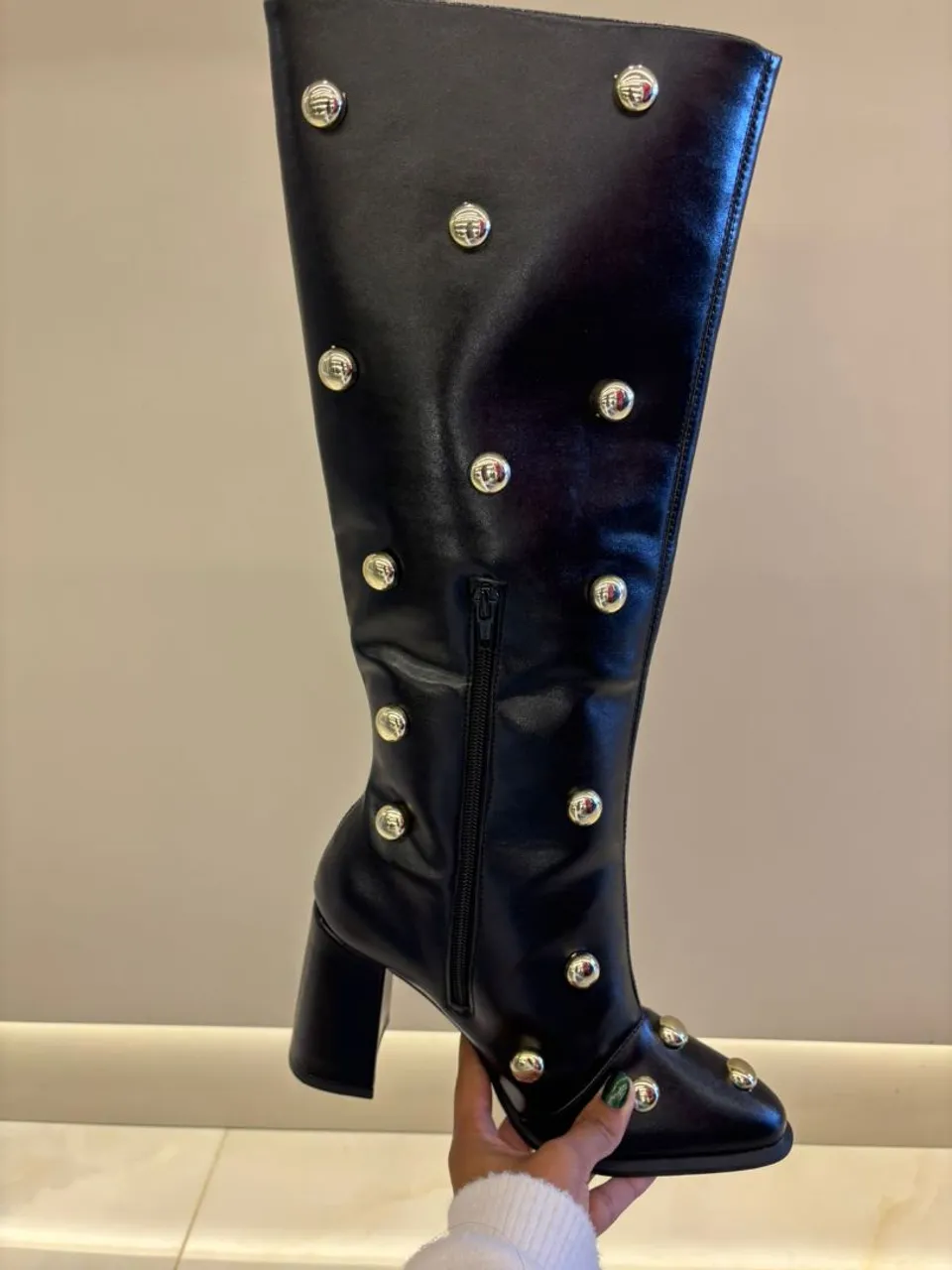 Bota Feminina Preta com Detalhes em Metal