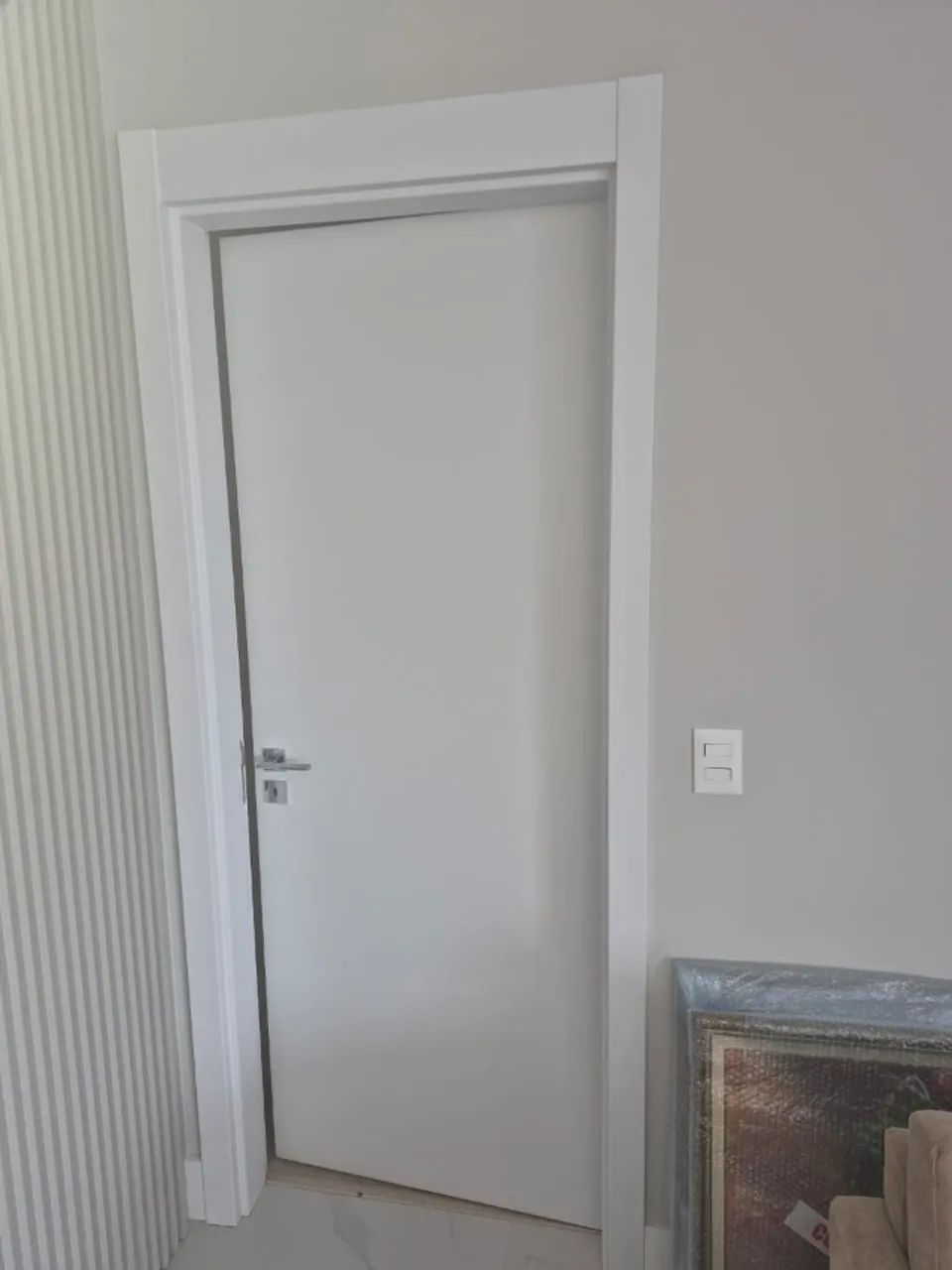 Porta branca PU 60/70/80 c borracha amortecimento, completa c caixilho/vistas fechad PADO