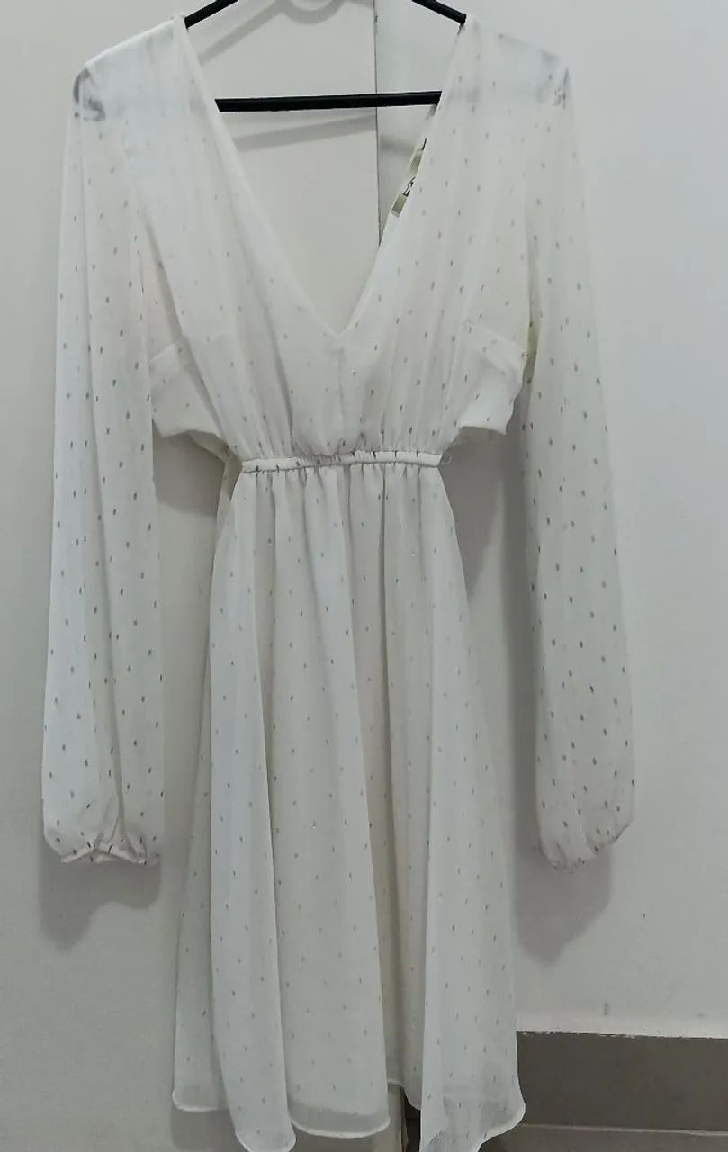Vestido Branco Elegante com Detalhes