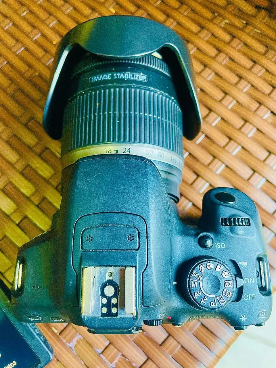 Câmera Canon DSLR com Lente 18-135mm