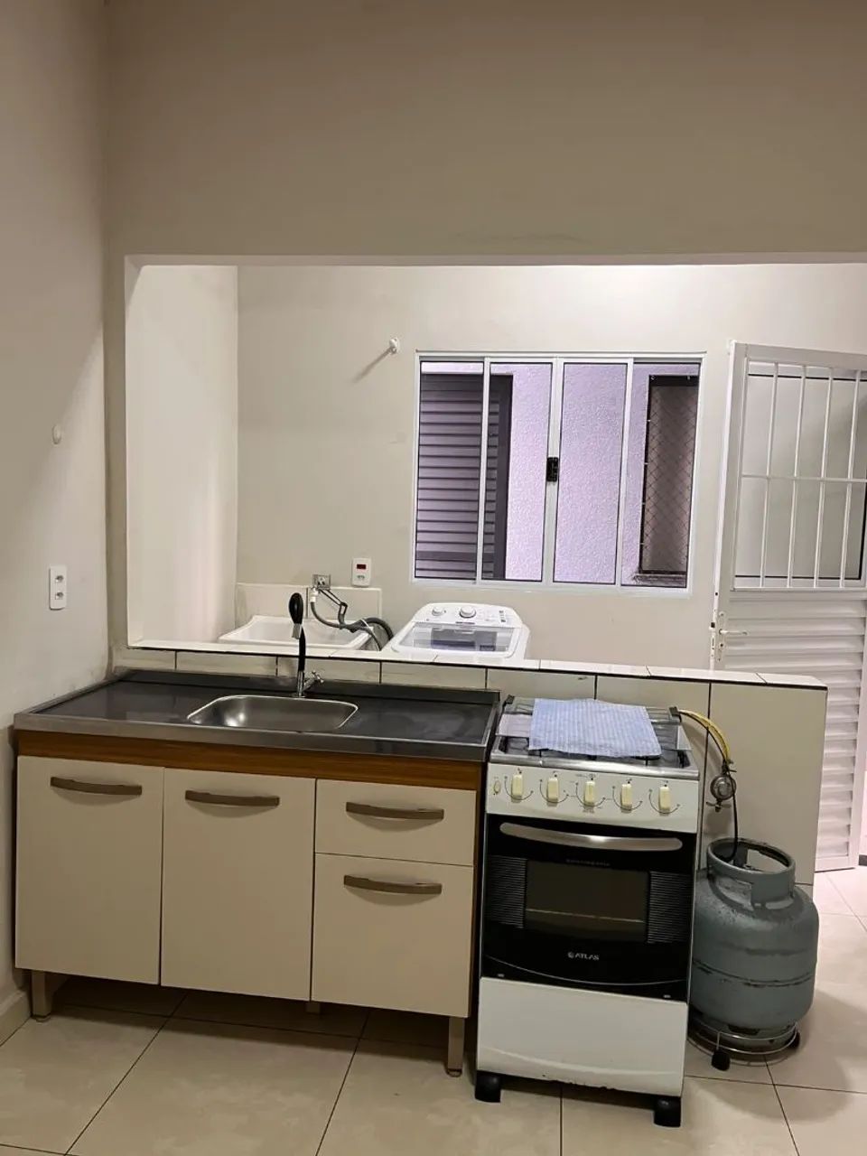 Kitnet mobiliada bem localizada - Foto 2