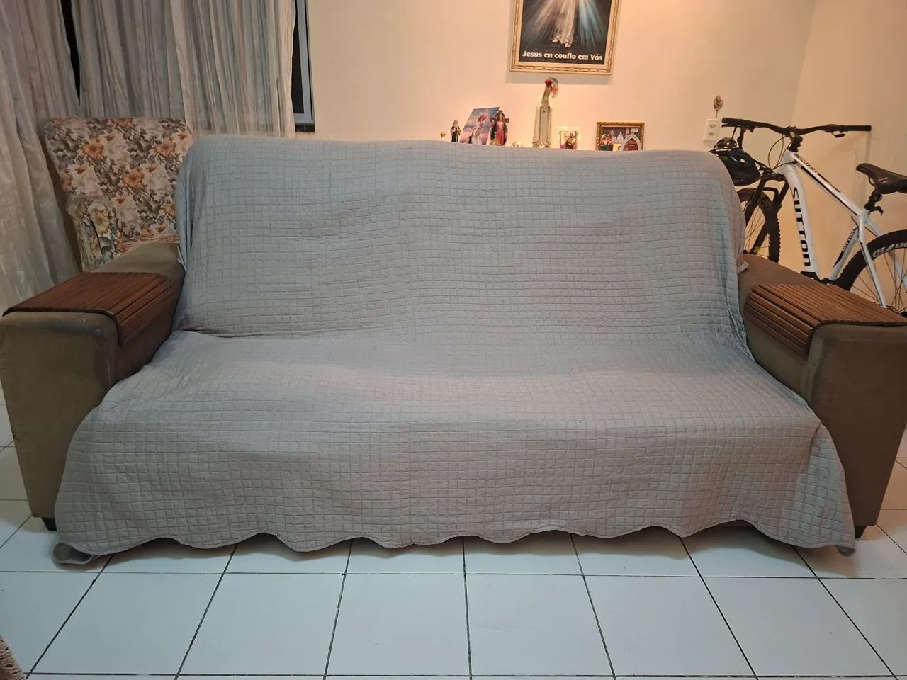 Vendo sofá 4 lugares reclinável marrom usado 2.20m de comprimento 