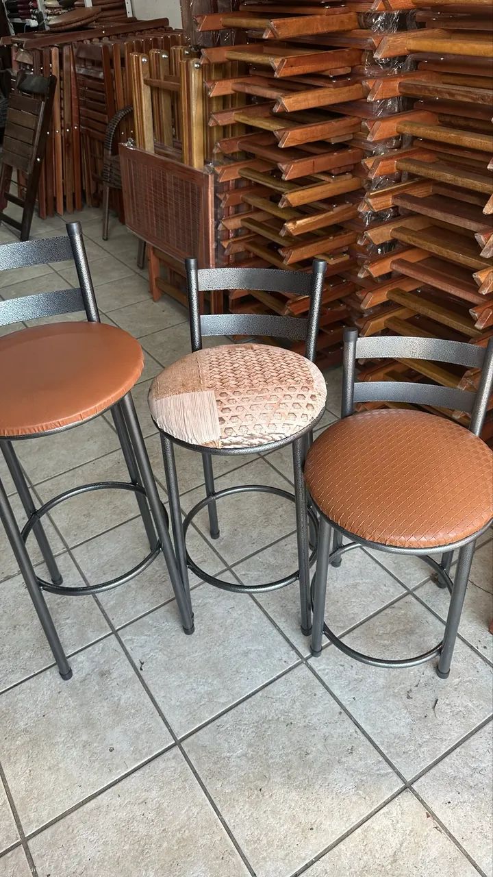 Banquetas em aço com acento estofado 