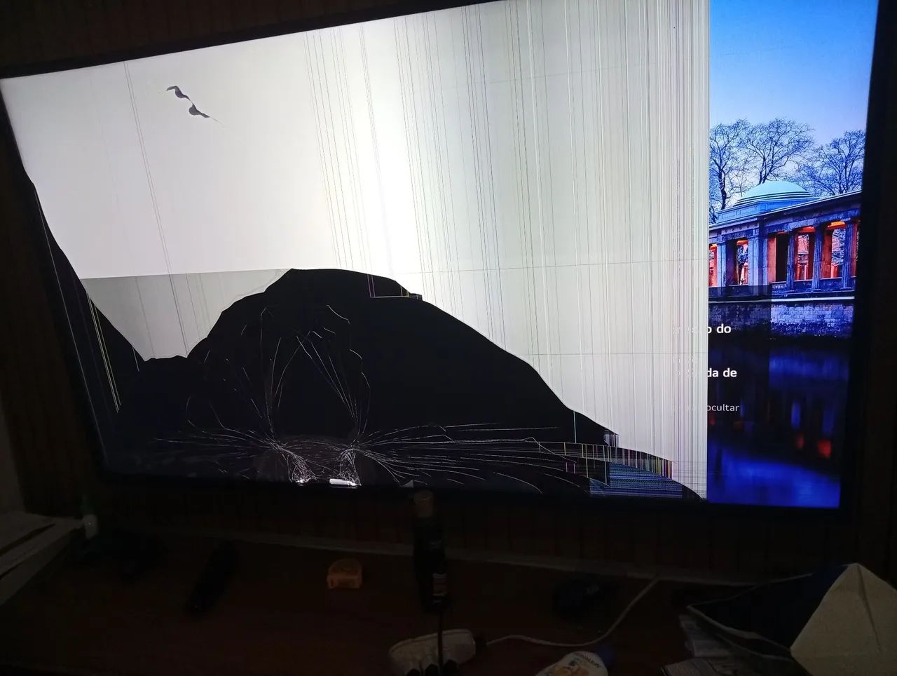 Tv  LG com a tela trincada 