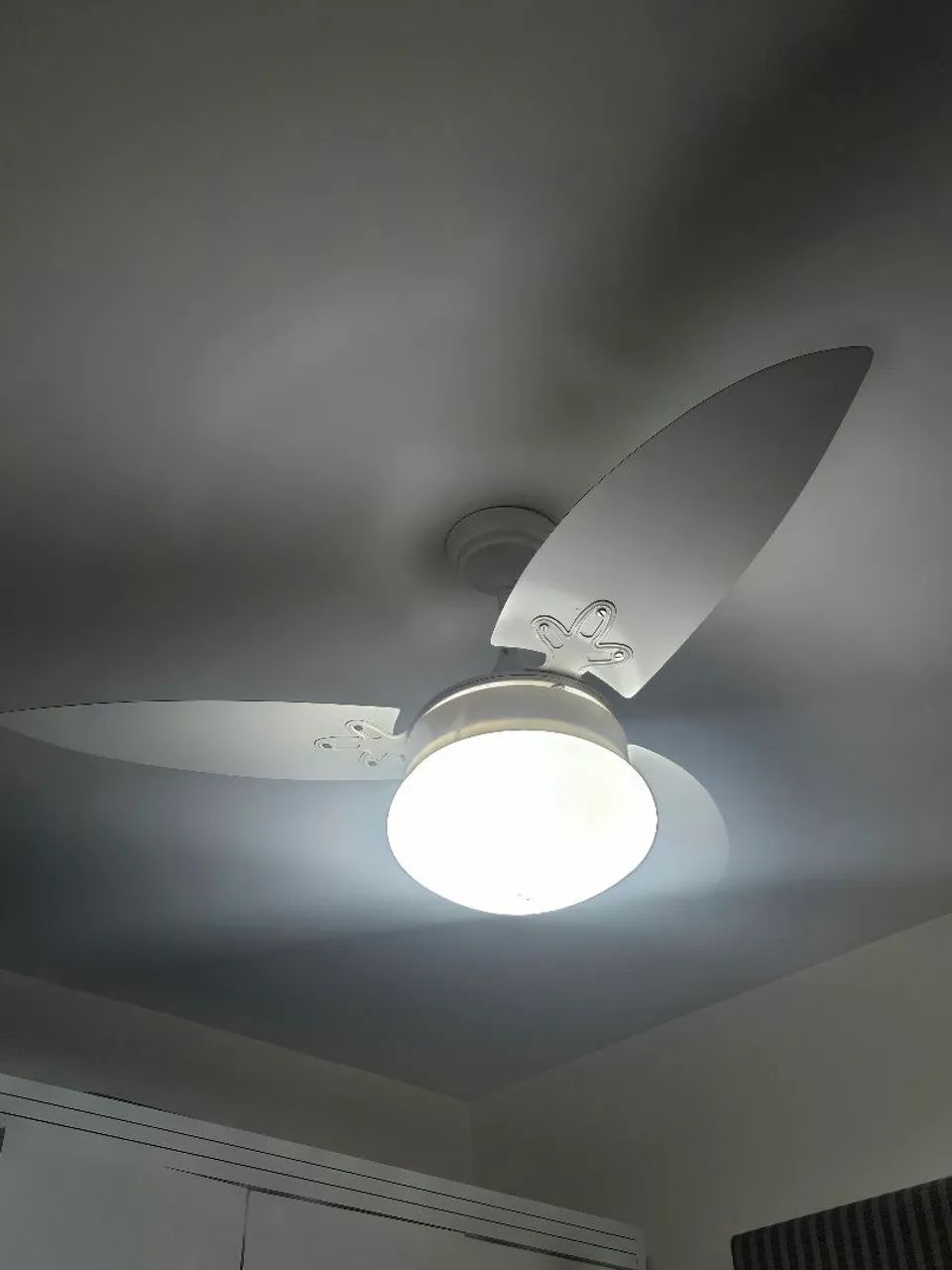 Ventilador de Teto Branco 3 Pás com Lustre Globo <br> - Foto 2