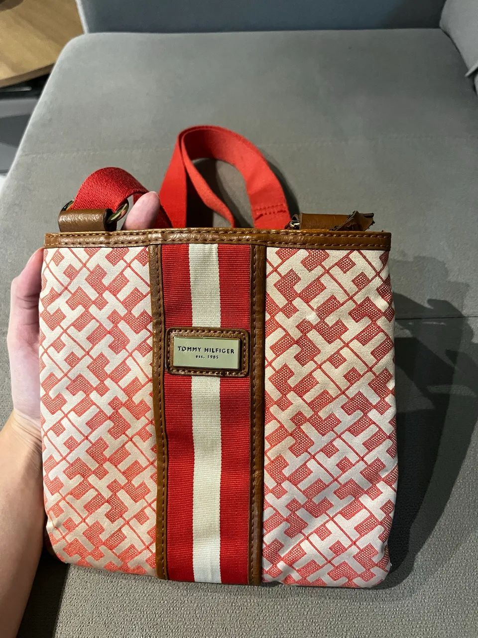 Bolsa Tommy Hilfiger bege com vermelho tira colo - Foto 4