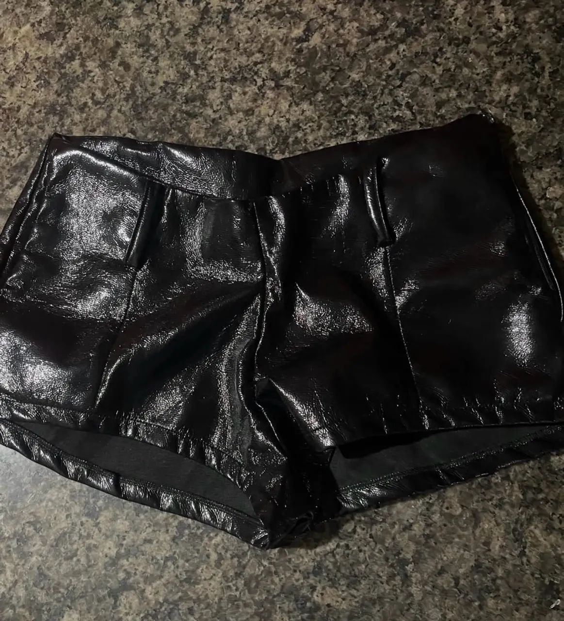 Mini shorts preto couro 
