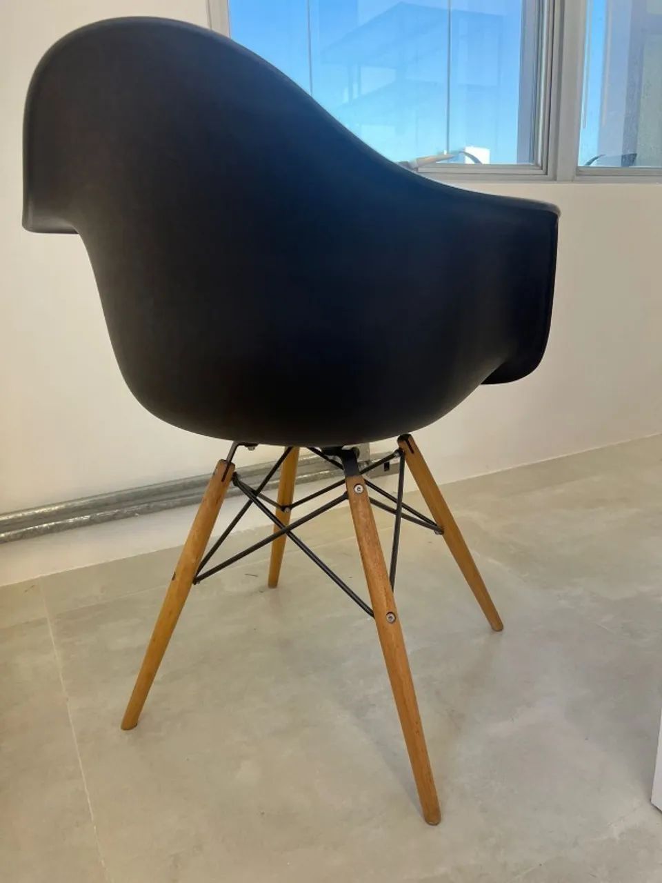 4 uni - Cadeiras com Braço Charles Eames - Valor Original (R$ 676,00) - Foto 2