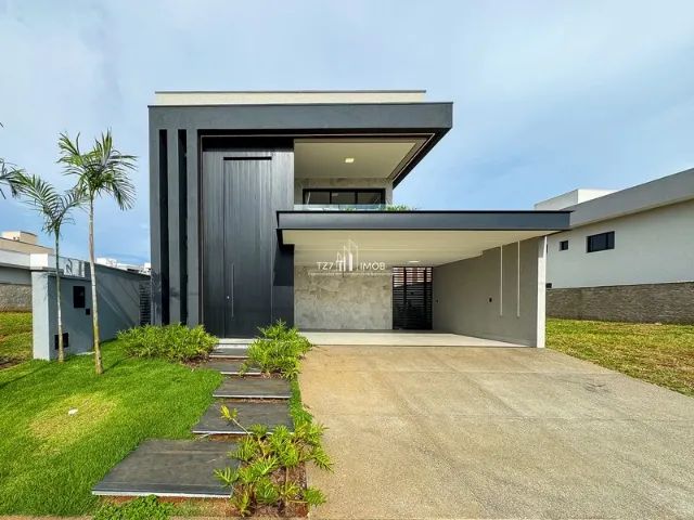 Sobrado com 4 suítes plenas, incluindo uma térrea e uma master com closet.