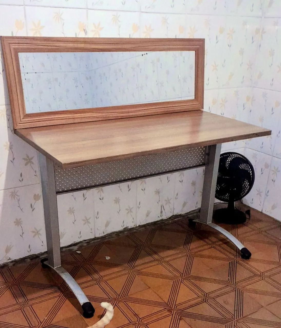 Mesa de escritório com cadeira e espelho - Foto 3