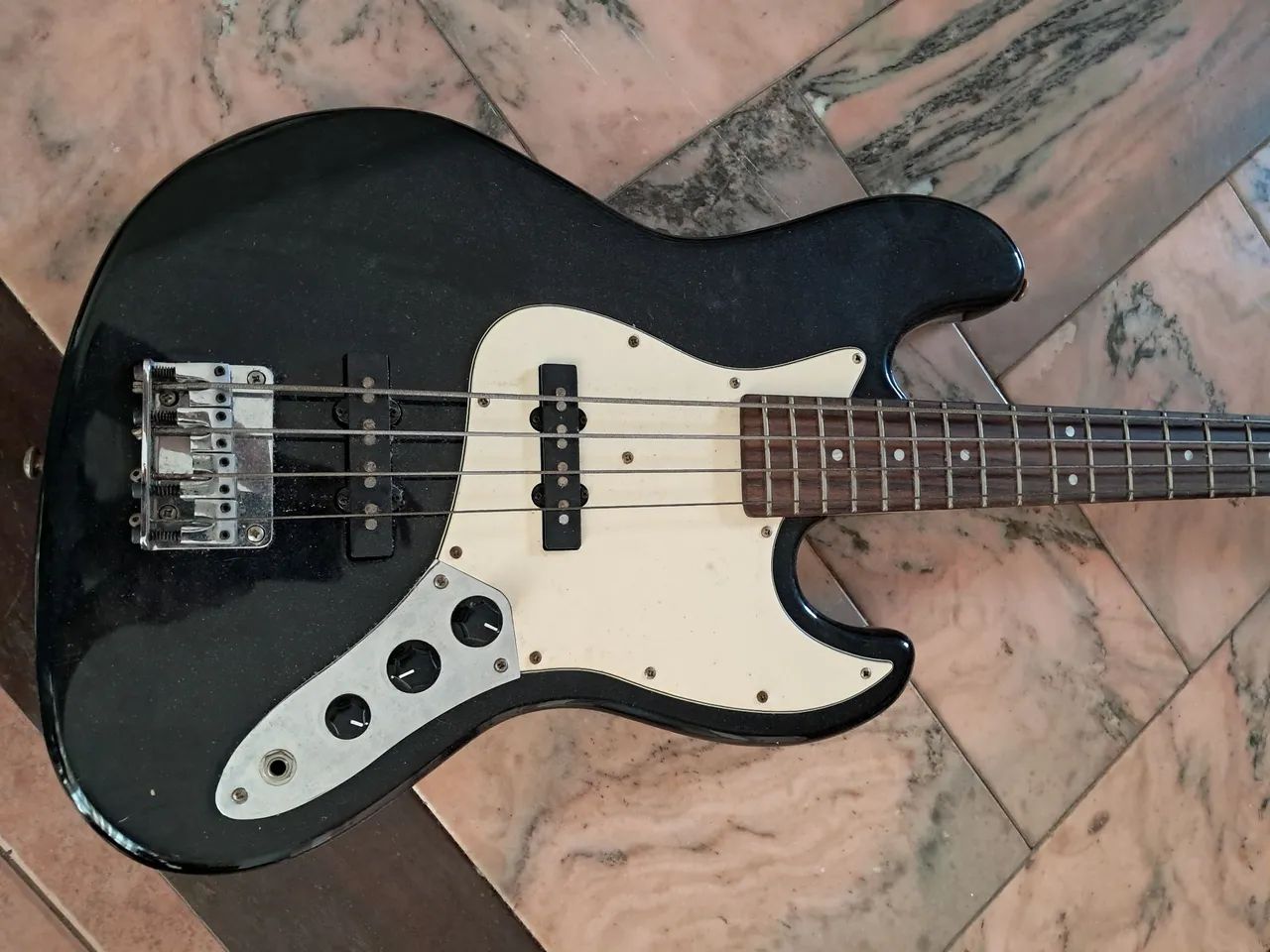 Baixo nolan semi nova 