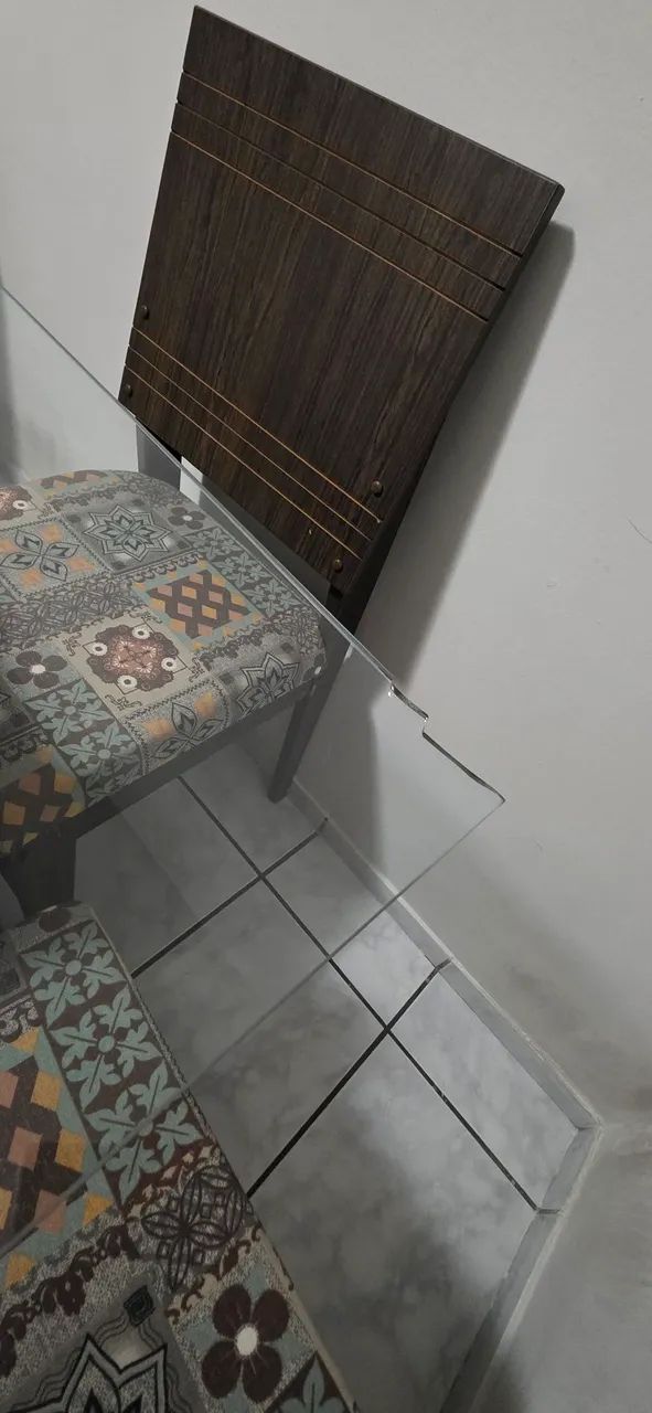 Mesa (120x120) e cadeiras estofadas - Foto 3