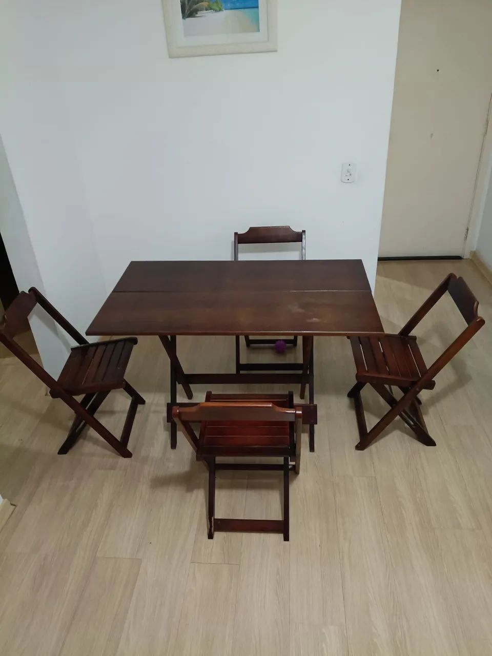 Conjunto de mesa e cadeiras de madeira 