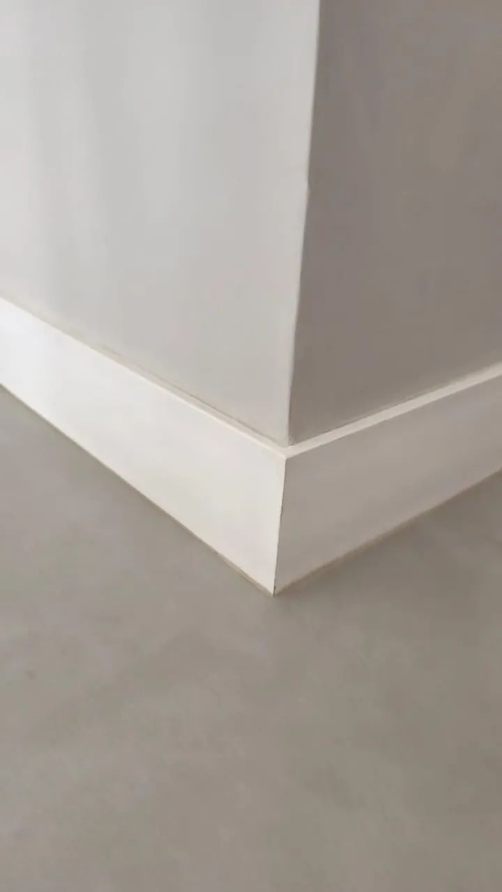 Rodapé de poliestireno Biancogres Fit branco liso 10 x 240cm